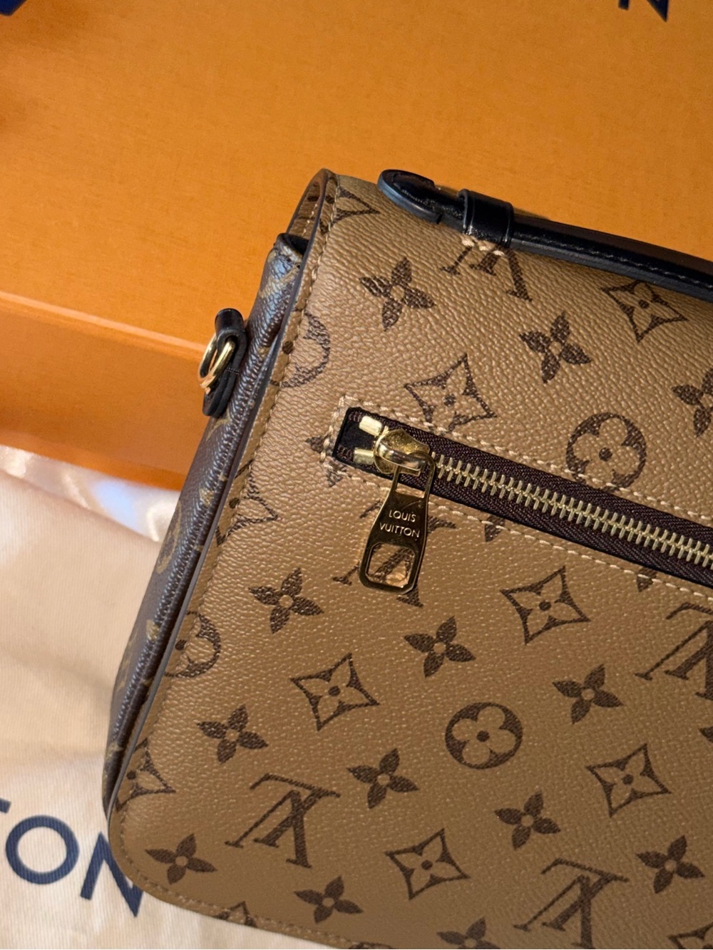 Authentic LV Pochette Métis Monogram Reverse - Picture 12 of 14
